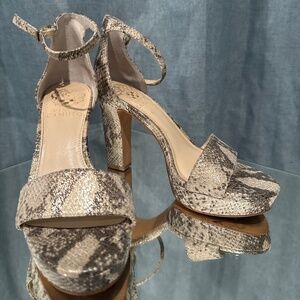Vince Camuto Block heel w animal print